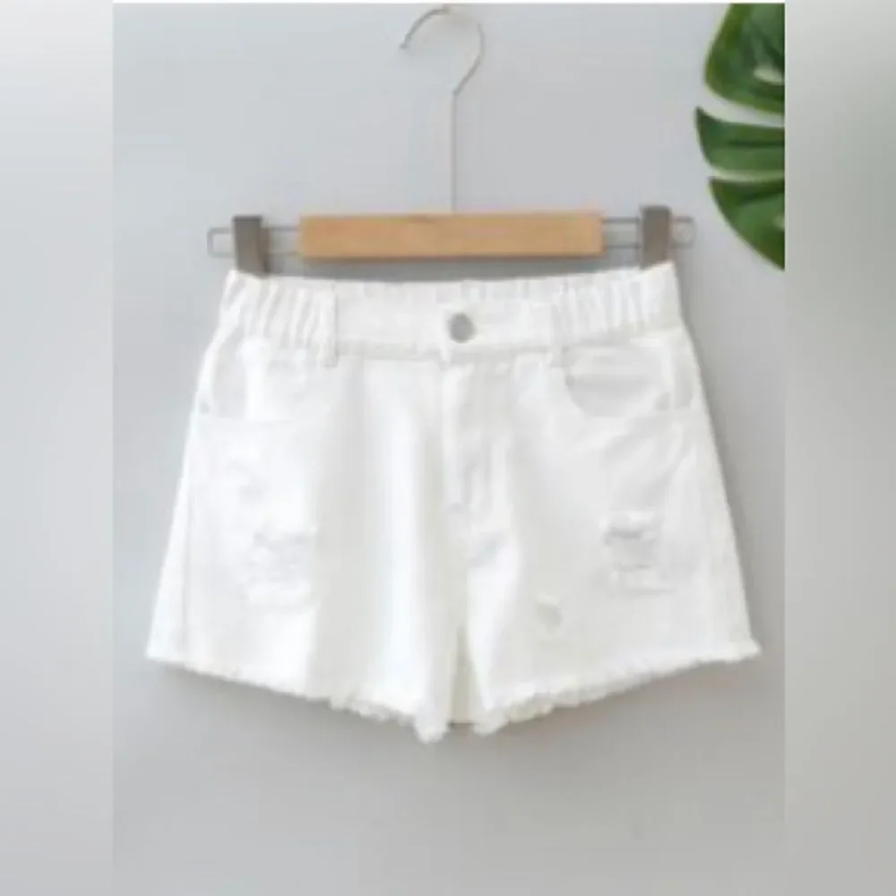 NWT raw trim white denim shorts. Size 6-7/130.